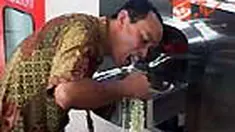 Pengelola air bersih di Jakarta menghadirkan air minum gratis di Kantor Wali Kota Jaktim. Tekan tombolnya dan langsung minum. Airnya segar dan rasanya sama seperti air biasa.