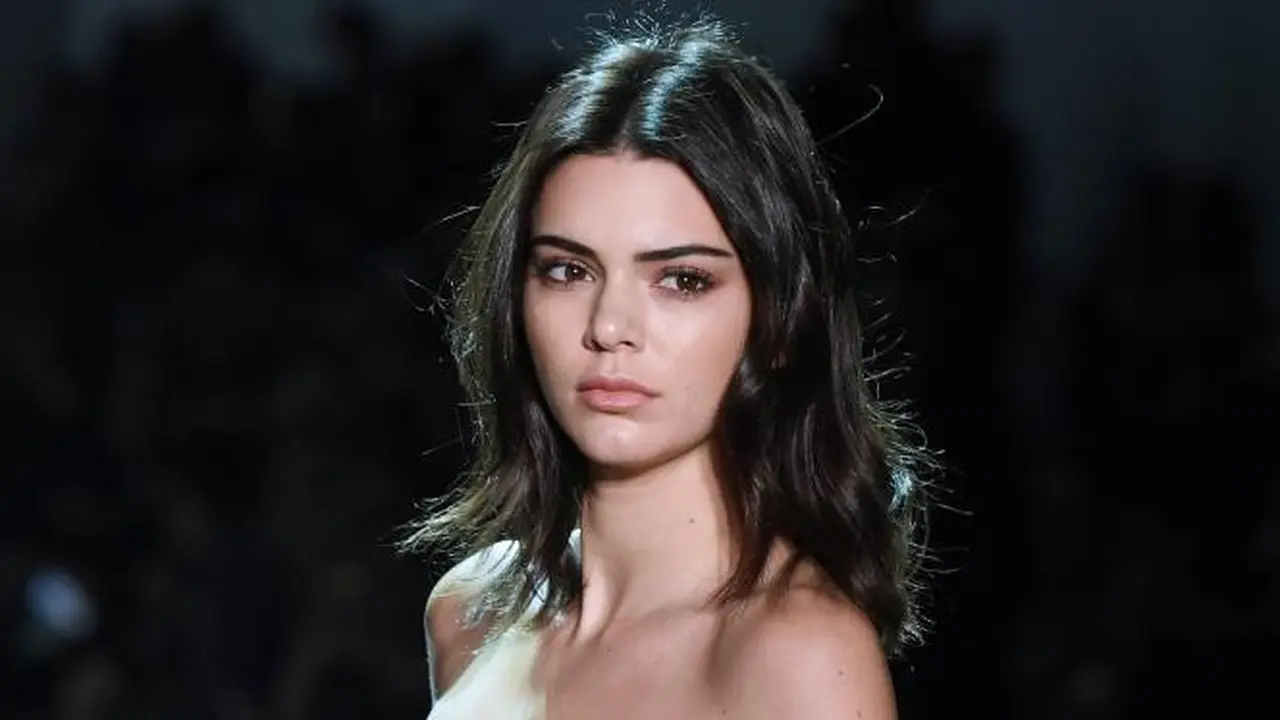 3 Gaya Airport Fashion Favorit Kendall Jenner yang Keren
