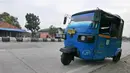 Pemudik bersama keluarganya menggunakan bajaj saat perjalanan mudik melintasi Jalur Pantura kawasan Patrol, Jawa Barat, Senin (3/6/2019). Keluarga ini memanfaatkan bajajnya sebagai angkutan mudik dari Jakarta menuju kampung halamannya di Cirebon, Jawa Tengah. (Liputan6.com/Herman Zakharia)