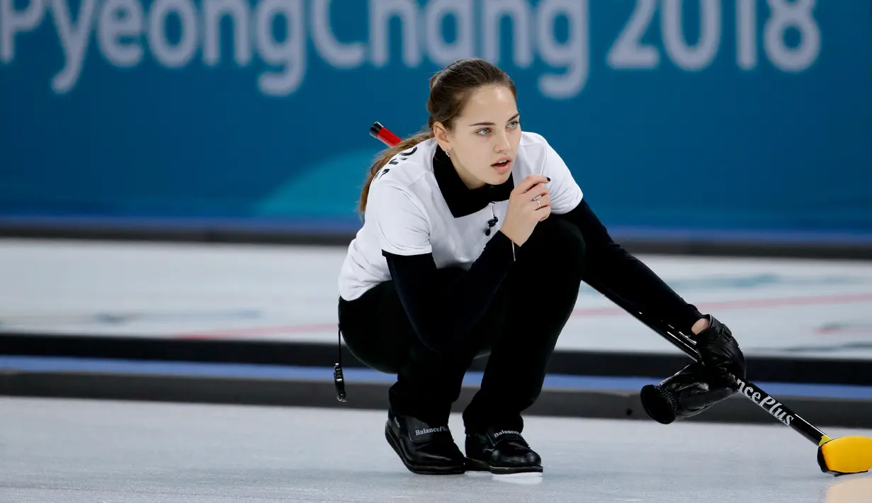 Atlet Curling dari Rusia Anastasia Bryzgalova memperhatikan batu yang dilemparnya saat bertanding dalam Olimpiade Musim Dingin 2018 di Gangneung, Korea Selatan (11/2). (AP Photo / Natacha Pisarenko)