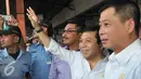Ketua DPR Setya Novanto menyapa warga di Stasiun Senen, Jakarta, Selasa (7/7/2015). Kunjungan itu dilakukan untuk meninjau kesiapan transportasi kereta api pada arus mudik jelang Lebaran. (Liputan6.com/Herman Zakharia)