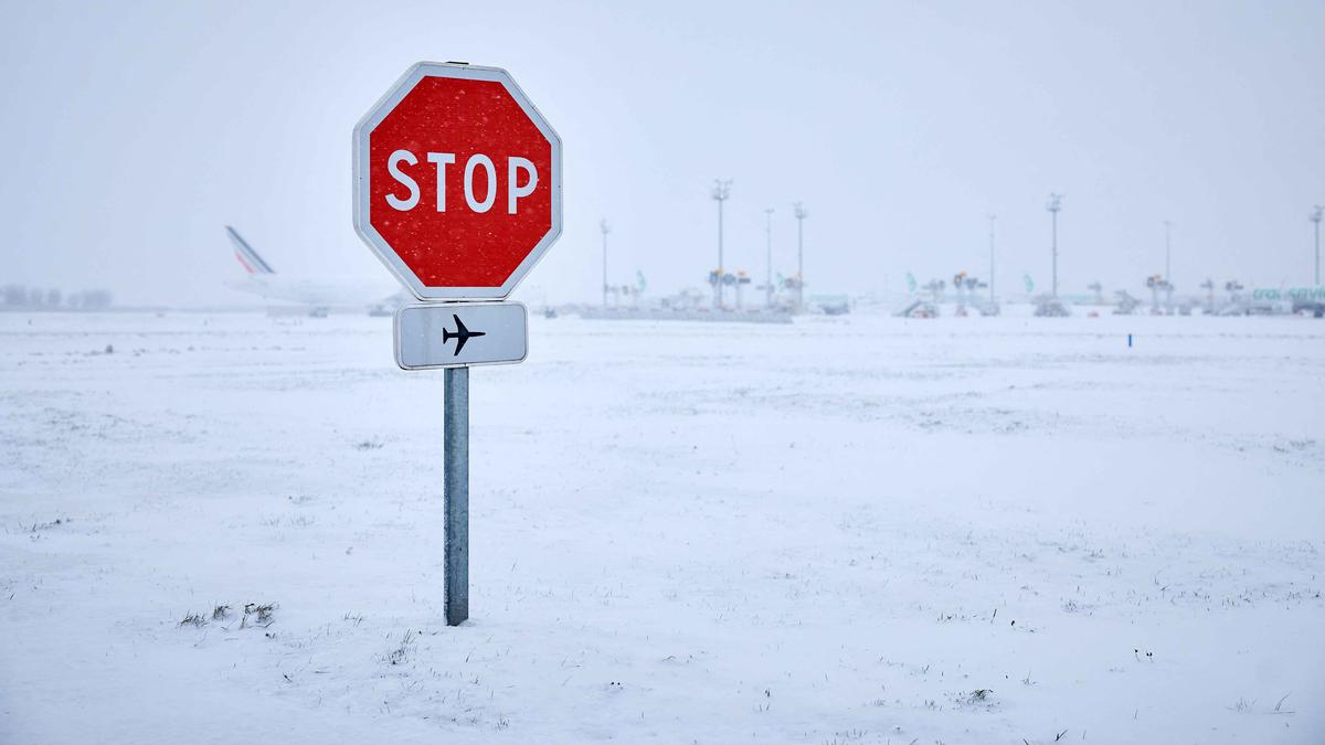 Imbas Badai Salju Ekstrem Eropa, Ratusan Jadwal Penerbangan di Prancis Dibatalkan