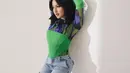 Jennifer Coppen nampak kenakan sheer long sleeve biru hijau dengan corset dan glove hijau neon [@jennifercoppen]