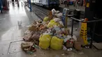 Tumpukan sampah terlihat di stasiun kereta Saint-Charles di Marseille, Prancis tenggara, pada 20 Juni 2023. (AFP/Nicolas Tucat)