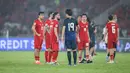 <p>Pemain Timnas Indonesia, Calvin Verdonk (ketiga kiri) berbincang dengan pemain Jepang, Yukinari Sugawara (kanan) setelah laga lanjutan putaran ketiga Grup C Kualifikasi Piala Dunia 2026 di Stadion Utama Gelora Bung Karno (SUGBK), Senayan, Jakarta, Jumat (15/11/2024). (Bola.com/Bagaskara Lazuardi)</p>