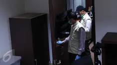 Penyidik KPK menggeledah ruang kerja anggota Komisi III DPR, I Putu Sudiartana di Kompleks Parlemen, Jakarta, Kamis (30/6). Penggeledahan untuk mencari bukti-bukti terkait suap proyek pengadaan 12 ruas jalan di Sumatera Barat. (Liputan6.com/Johan Tallo)