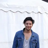 Dibalik penampilannya yang terkesan cuek, Ammar Zoni ternyata punya kepedulian yang tinggi. Saat momen liburan lalu, ia menyempatkan diri untuk ke salah satu sekolah terpencil yang ada di Indonesia. (Daniel Kampua/Bintang.com)