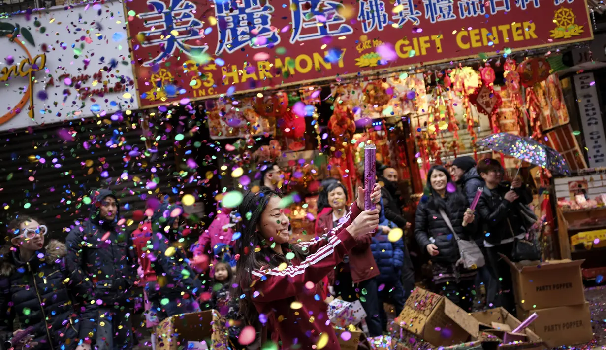 Seorang wanita memeriahkan selama festival budaya perayaan Imlek di New York City (16/2). (Drew Angerer/Getty Images/AFP)