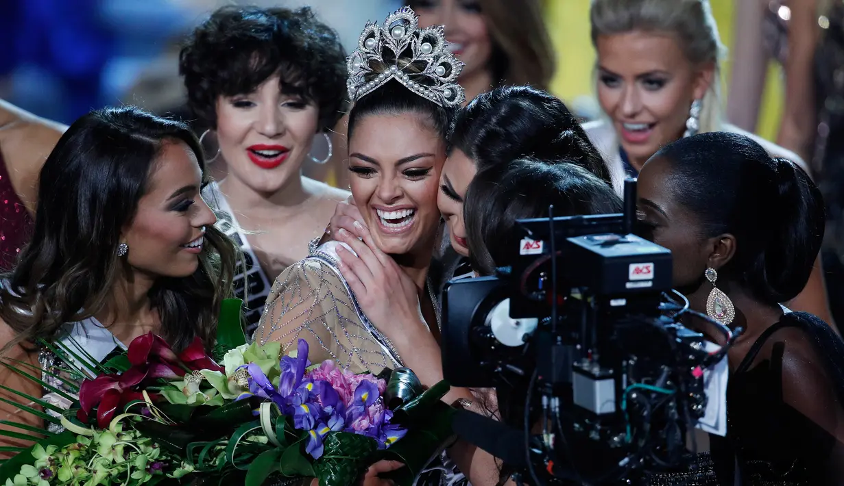 Miss Afrika Selatan, Demi-Leigh Nel-Peters mendapatkan ucapan setelah menjadi pemenang Miss Universe 2017 pada malam final di Las Vegas, Minggu (26/11). Demi-Leigh yang lulusan jurusan Manajemen Bisnis berhasil menjadi Miss Universe 2017. (AP/John Locher)