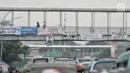 Spanduk dukungan Persija yang terpasang di JPO, Jakarta, Minggu (9/12). Jelang laga penentuan pekan ke-34 Liga 1 antara Persija melawan Mitra Kukar, spanduk dukungan juara The Jakmania bermunculan di JPO jalan Ibu Kota. (Merdeka.com/Iqbal S. Nugroho)