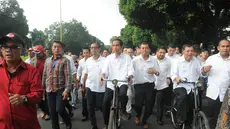 Usai deklarasi, Joko Widodo dan Jusuf Kalla bersepeda bersama menuju gedung KPU. Senin (19/5/14) (Liputan6.com/Herman Zakharia)
