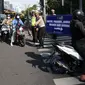 Polisi memberhentikan pengendara sepeda motor saat penyekatan masa PPKM Darurat di Perempatan Fatmawati, Jakarta, Senin (12/7/2021). Penyekatan berlangsung hingga pukul 10.00 WIB. (merdeka.com/Arie Basuki)