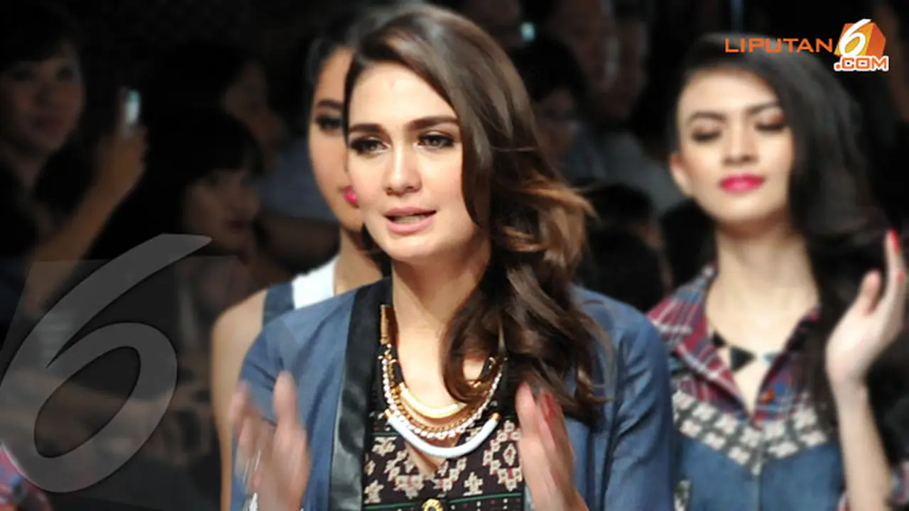 luna-maya-131114b.jpg