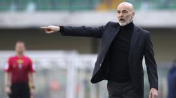 Pelatih AC Milan, Stefano Pioli, memberikan arahan kepada anak asuhnya saat melawan Verona pada laga Liga Italia di Stadion Bentegodi, Minggu (7/3/2021). AC Milan menang dengan skor 2-0. (Spada/LaPresse via AP)