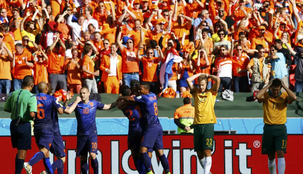 Kemenangan Timnas Belanda atas Australia 3-2 disambut meriah suporter De Oranje yang memadati Stadion Beira Rio, Porto Alegre, Brasil, (18/6/2014).(REUTERS/Marko Djurica)