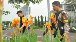 Anggota kepolisian berjaga-jaga di kawasan mall Alam Sutra Tangerang, Kamis, (14/01/16). Terdengar kabar bila mall Alam Sutra akan dijadikan target teroris. (Liputan6.com/Faisal R Syam)