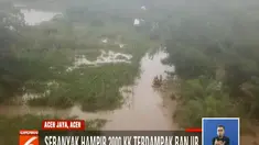 Dengan menggunakan perahu karet, petugas BPBD Aceh pun berupaya mengevakuasi warga dan membawa kebutuhan pokok bagi warga yang masih ingin bertahan di rumah mereka.