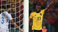 Striker Belgia, Michy Batshuayi, merayakan gol yang dicetaknya ke gawang San Marino pada laga Kualifikasi Piala Dunia 2022 di Olympic Stadium, Serravalle, Jumat (6/9). San Marino kalah 0-4 dari Belgia. (AFP/Isabella Bonotto)