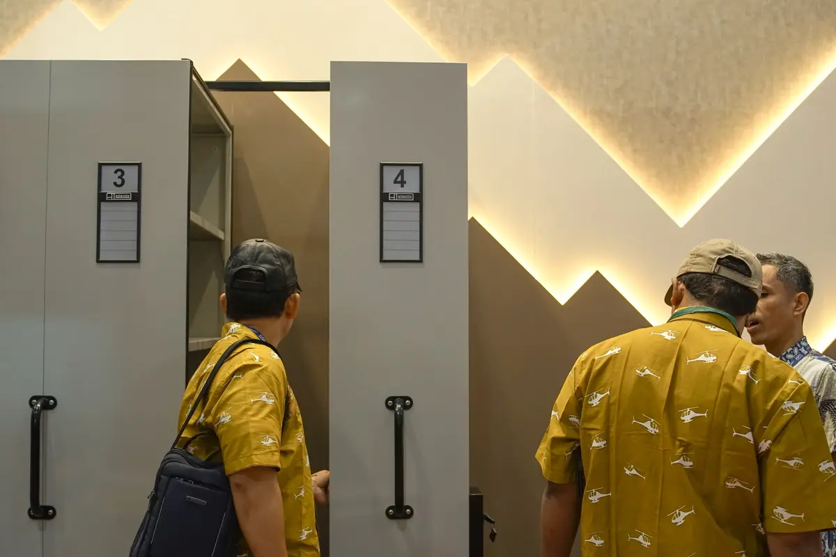 Para pengunjung di depan produk furniture berbahan besi label ‘Atlantic’ dalam Gelaran Government Procurement Forum and Expo (GPFE) 2024 di Jogja Expo Center (JEC) (Liputan6.com/Jayadi Supriadin)