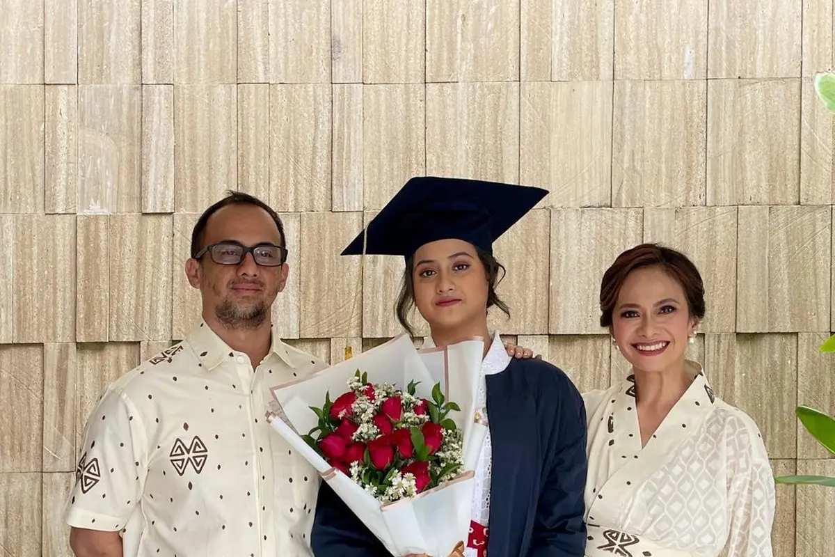 6 Potret Aiska Vairana Anak Ersa Mayori di Acara Wisuda SMA, Curi Perhatian