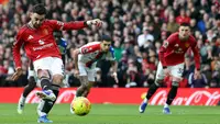 Gelandang Manchester United, Bruno Fernandes, melepaskan tembakan dari titik penalti untuk mencetak gol pertama timnya dalam pertandingan sepak bola Liga Inggris antara Manchester United dan Crystal Palace di Old Trafford, Manchester, pada 1 Maret 2026. (Darren Staples / AFP)