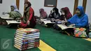 Sejumlah ibu-ibu membaca Al-Quran untuk mengisi waktu sambil menunggu berbuka puasa di Masjid Lautze, Jakarta, Sabtu (11/6/2016). Selama bulan Ramadan, Masjid Lautze gelar buka puasa bersama untuk warga setiap hari Sabtu. (Liputan6.com/Yoppy Renato)
