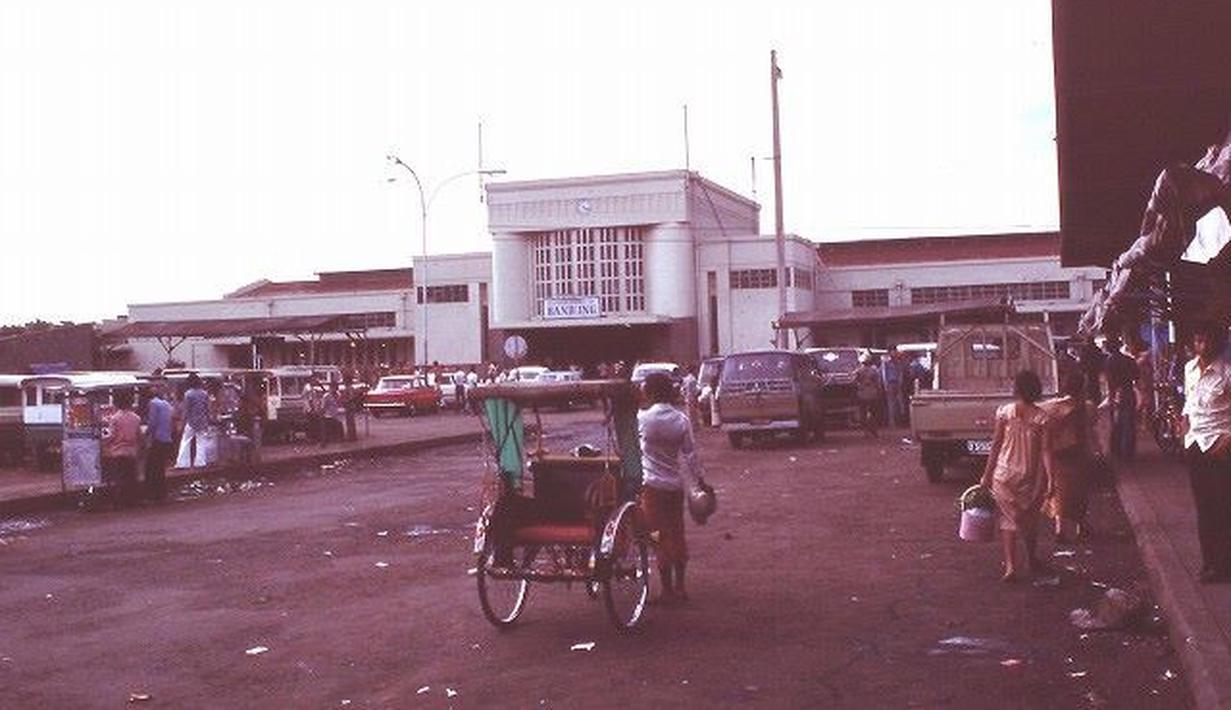 Jalanan depan Stasiun Bandung medio 90an. (Source: Facebook/Indonesia Tempo Dulu)