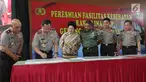 Kapolri Jenderal Tito Karnavian didampingi Menkes Nila F. Moeloek menandatangi prasasti peresmian gedung baru di RS Polri, Jakarta, Kamis (28/12). Gedung baru di RS Polri yakni gedung Perawatan VIP dan VVIP Anton Sudjarwo. (Liputan6.com/Faizal Fanani)