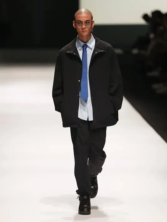 Selain perawakan yang tinggi, Adam dikenal memiliki ciri tatapan tajam dan dingin yang ternyata bisa melelehkan hati Agnez Mo (Foto: Instagram @adamrxsydi @jfwofficial)