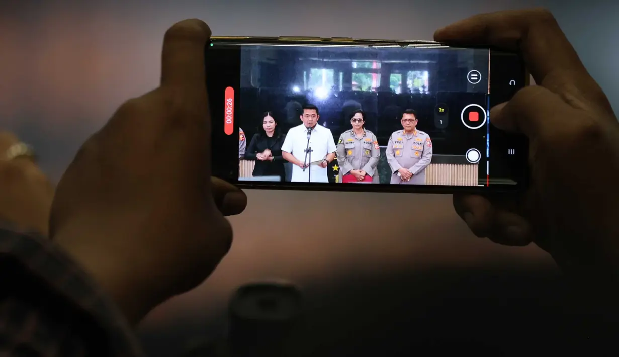 Selanjutnya, berdasarkan hasil tes DNA tersebut, penyidik akan melakukan langkah-langkah selanjutnya untuk memberikan kepastian hukum terkait dengan perkara ini. (KapanLagi.com/Budy Santoso)