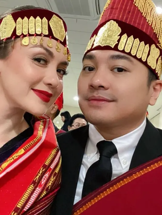 Meski harus digelar di tengah duka, namun Rianti dan Cas bersyukur acara mangadati telah mereka jalani. Setelah prosesi mangadati selesai, barulah keluarga Cas bisa menggelar acara saur matua atau prosesi upacara kematian pada masyarakat Batak. [@riantic/@__rose_makeupartist/@meli_makeuphairdowedding]