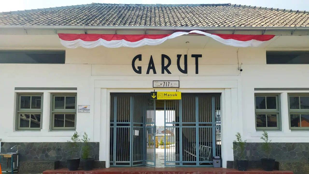 Nampak pintu utama Stasiun Garut, Jawa Barat telah selesai direnovasi dalam proses reaktivasi kereta sejak tahun lalu.