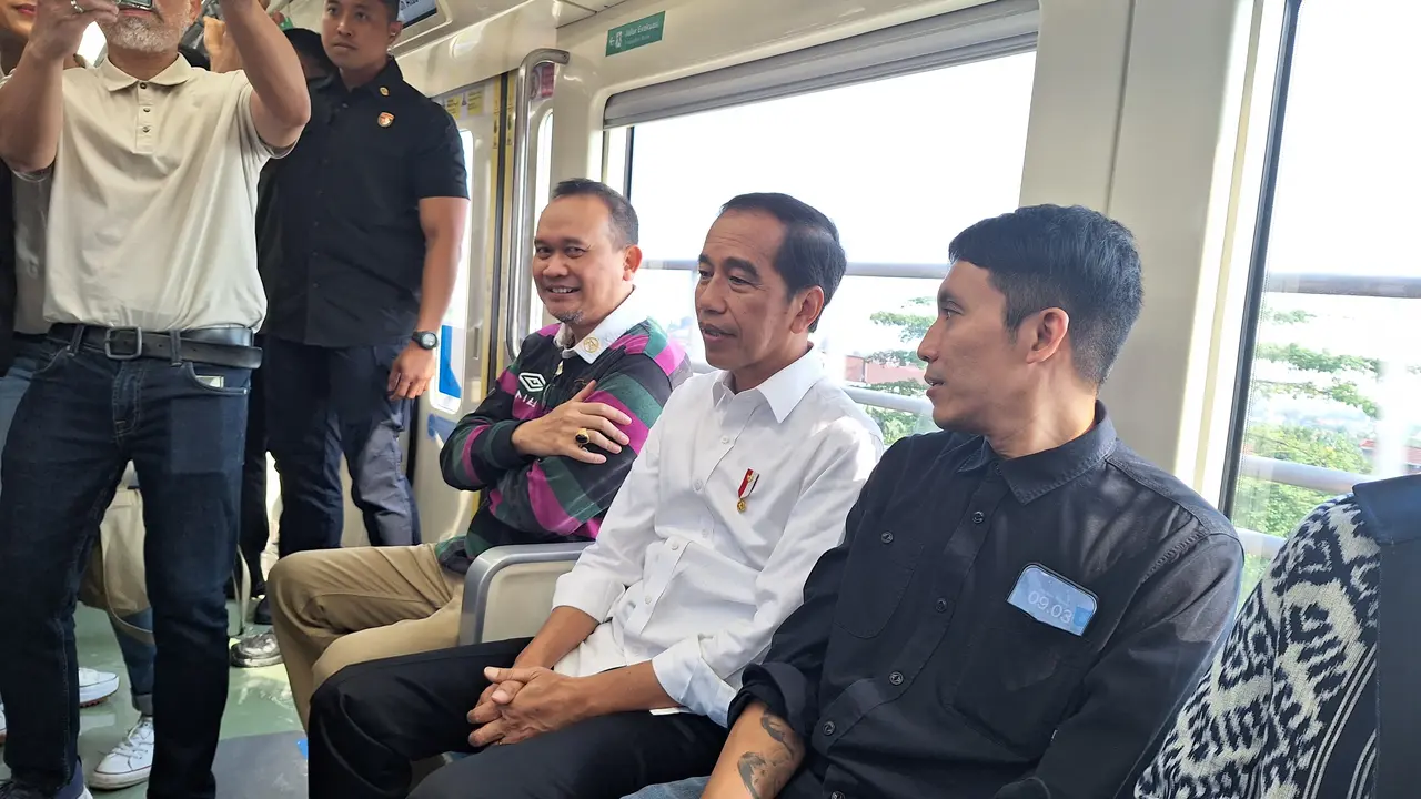 Presiden Jokowi menjajal moda transportasi LRT Jabodebek rute Stasiun Jati Mulya, Bekasi ke Dukuh Atas, Jakarta, Kamis (10/8/2023).