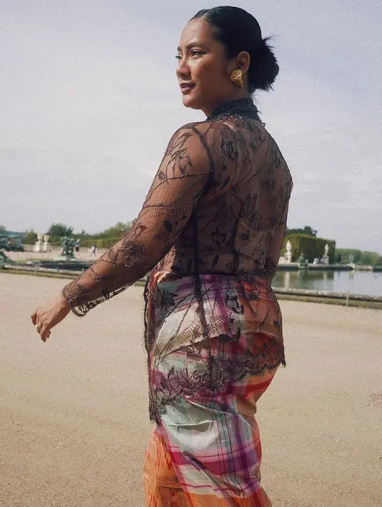 Dalam kesempatan ini, tentu saja ia menjelajah sejumlah destinasi wisata ikonis. (Foto: Instagram/ Tara Basro)