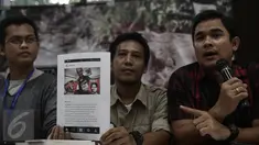 Sekjen AJI Indonesia Arfi Bambani (kanan) merilis keterangan pers terkait penangkapan, pelarangan, intimidasi hak warga negara berserikat dan berkumpul serta berekspresi dengan menggunakan cap/simbol tertentu, Jakarta, (12/5). (Liputan6.com/Faizal Fanani)