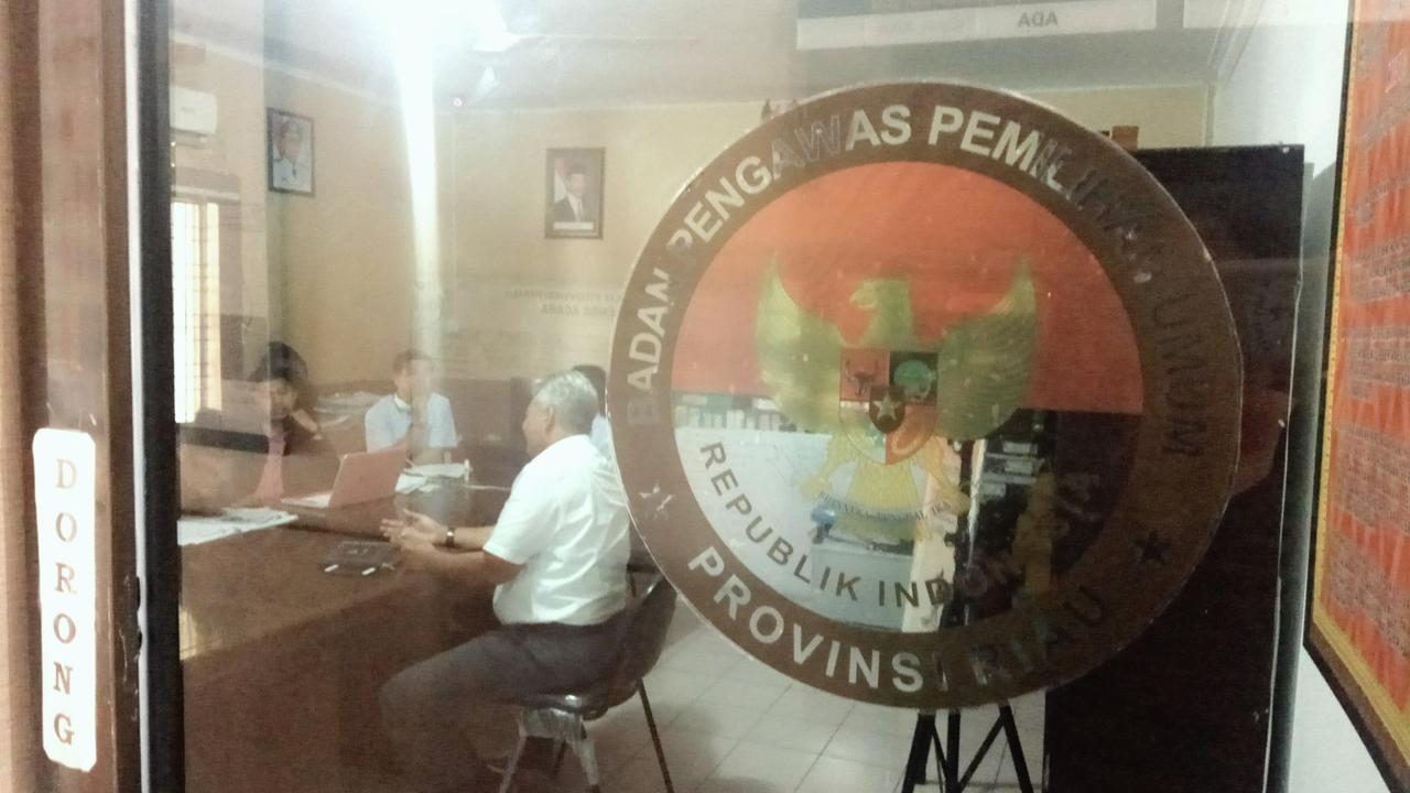 Pemerintah sedang berusaha untuk mengoptimalkan PNS yang ada melalui program peningkatan kompetensi agar semakin profesional.