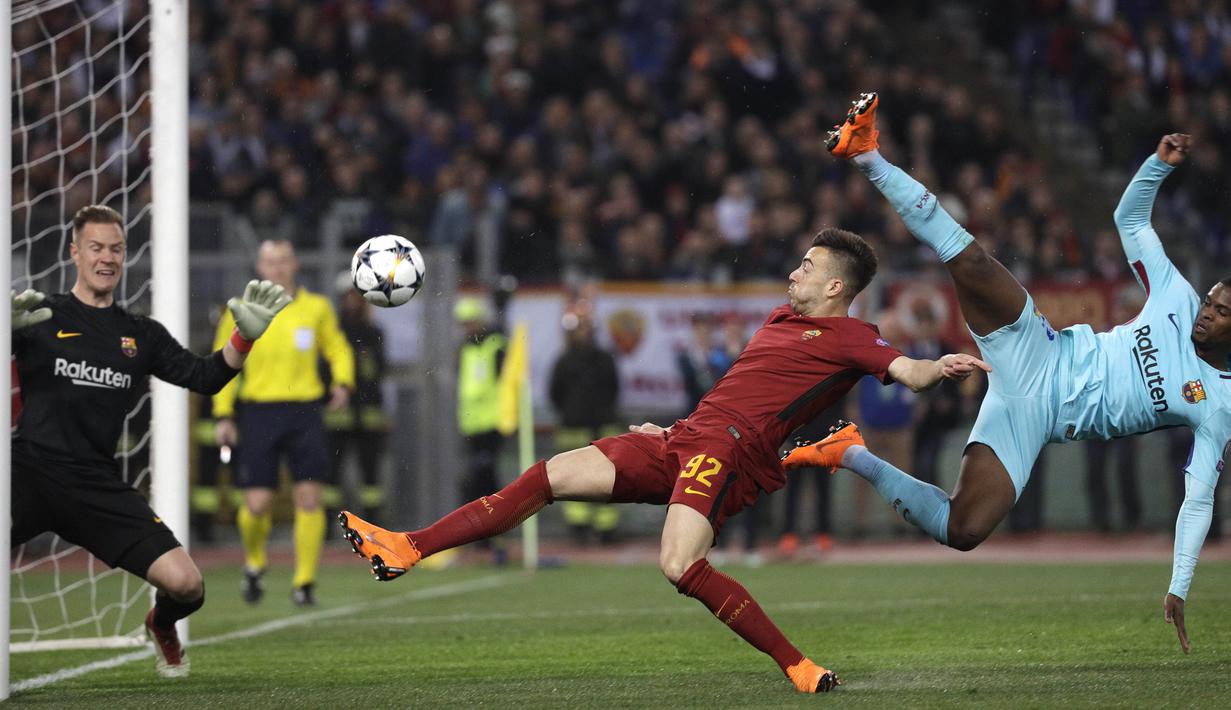 Kiper Barcelona, Marc-Andre ter Stegen, berusaha menghalau tendangan gelandang AS Roma, Stephan El Shaarawi, pada laga perempat final Liga Champions, di Stadion Olimpico, Selasa (10/4/2018). AS Roma menang 3-0 atas Barcelona. (AP/Gregorio Borgia)