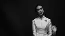 Tampil lebih bersahaja, Menpar Widi Wardhana kenakan kebaya Janggan kerah tinggi satin. Dipadu dengan bros dan kain tenun sebagia bawahan [@widi.wardhana]