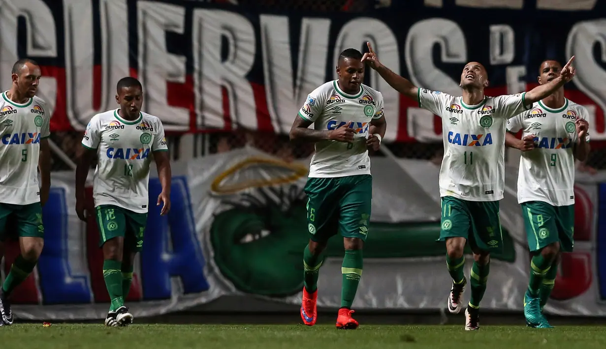 Pemain dari Brazil Chapecoense melakukan selebrasi melawan San Lorenzo, Argentina (2/11).  Di Serie A Liga Brasil tahun 2015 lalu, Chapecoense finis di urutan ke-14 dengan mengumpulkan 47 poin (REUTERS / Enrique Marcarian)