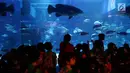 Anak - anak sekolah melihat ikan di dalam aquarium saat peresmian Jakarta Aquarium di Neo Soho, Jakarta, Selasa (16/10). Taman Safari Indonesia bekerjasama dengan Aquaria resmi membuka Jakarta Aquarium. (Liputan6.com/Johan Tallo)