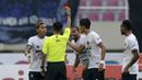Wasit Darma Santoso Gulo memberikan kartu merah kepada pemain Persita Tangerang, Israel Wamiau (kedua dari kanan) usai melanggar pemain PSIS Semarang dalam lanjutan pertandingan babak penyisihan Grup A Piala Presiden 2022 antara PSIS Semarang menghadapi Persita Tengerang di Stadion Manahan, Solo, Jawa Tengah, Senin (13/6/2022). (Bola.com/Arief Bagus)