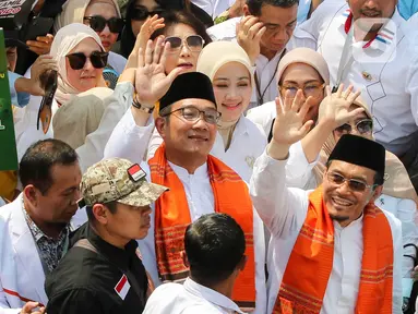 Bakal calon gubernur dan wakil gubernur DKI Jakarta, Ridwan Kamil-Suswono berjalan menuju kantor Komisi Pemilihan Umum (KPU) Provinsi DKI Jakarta, Rabu (28/8/2024). (Liputan6.com/Herman Zakharia)