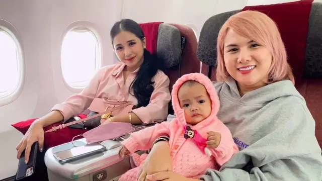 Evelyn Nada Anjani mengasuh anak (Instagram.com/evelinnadaanjani/)