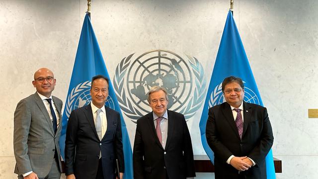 Sekretaris Jenderal PBB Antonio Guterres saat Pertemuan bilateral secara tatap muka dengan Menteri Koordinator Bidang Perekonomian Airlangga Hartarto di Markas Besar PBB, New York, Rabu (27/10/2022).