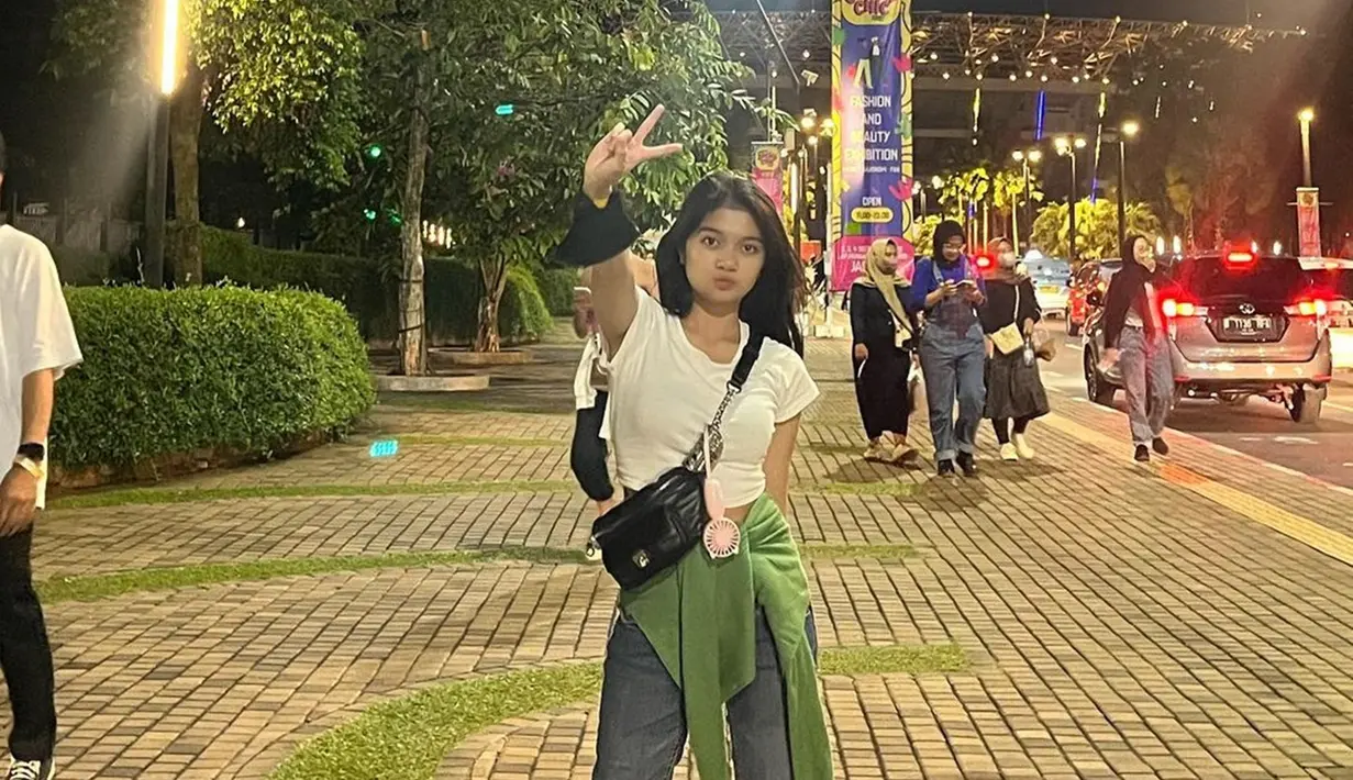 Afiqah yang saat ini berusia 16 tahun memang gaya outfitnya simpel tapi menawan. Perempuan yang turut bintangi sinetron berjudul Cerita Putih Abu-Abu ini memang sangat aktif di kesehariannya. Tak ayal berbagai kegiatan pun dilakukannya untuk mengisi waktu luang. (Liputan6.com/IG/amaninaafiqah)
