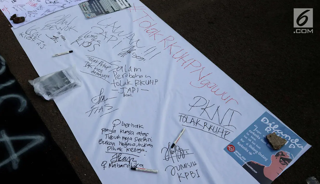 Tanda tangan Masyarakat dari "Aliansi Masyarakat Sipil Tolak Rancangan KUHP"  saat demontrasi di depan Gedung MPR/DPR, Jakarta, Senin (12/2). (Liputan6.com/Johan Tallo)