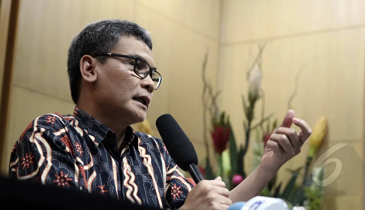 Johan Budi mengatakan adanya lobi pimpinan KPK kepada Kapolri Jenderal Badrodin Haiti yang meminta agar tidak dilakukan penahanan terhadap Abraham Samad atas kasus dugaan pemalsuan dokumen, Jakarta, Rabu (29/4/ 2015). (Liputan6.com/Helmi Afandi)
