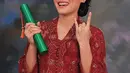 Sheryl Sheinafia tampil menawan dalam balutan kebaya merah saat wisuda. Padu padan kebaya dengan kain batik sebagai rok disempurnakan mengenakan sunglasses, menambah nuansa kasual yang keren dari penampilannya ini. [Foto: Instagram/sherylsheinafia]