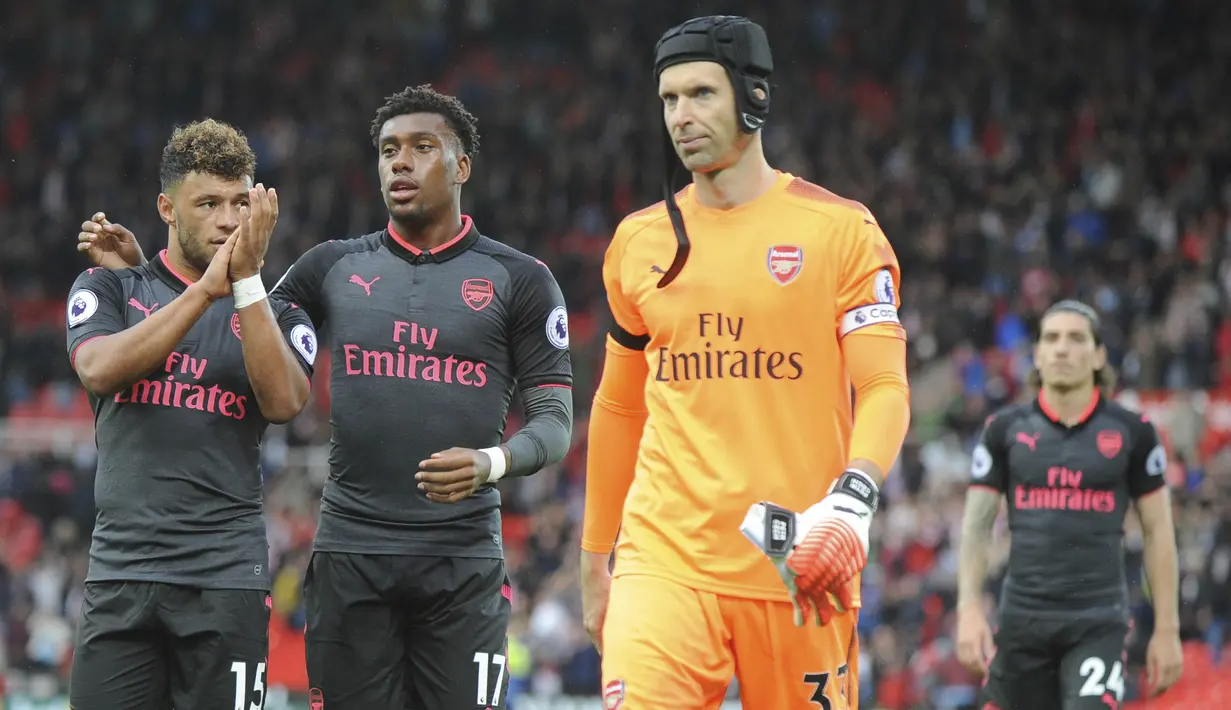 Para pemain Arsenal tampak kecewa usai dikalahkan Stoke City pada laga Premier League di Stadion Bet365, Sabtu (19/8/2017). Stoke City menang 1-0 atas Arsenal. (AP/Rui Vieira)