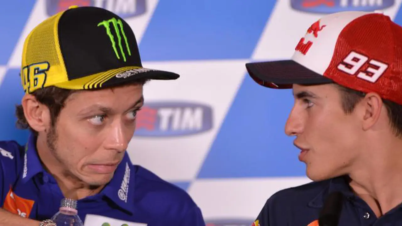 Valentino Rossi (kiri) dan Marc Marquez.